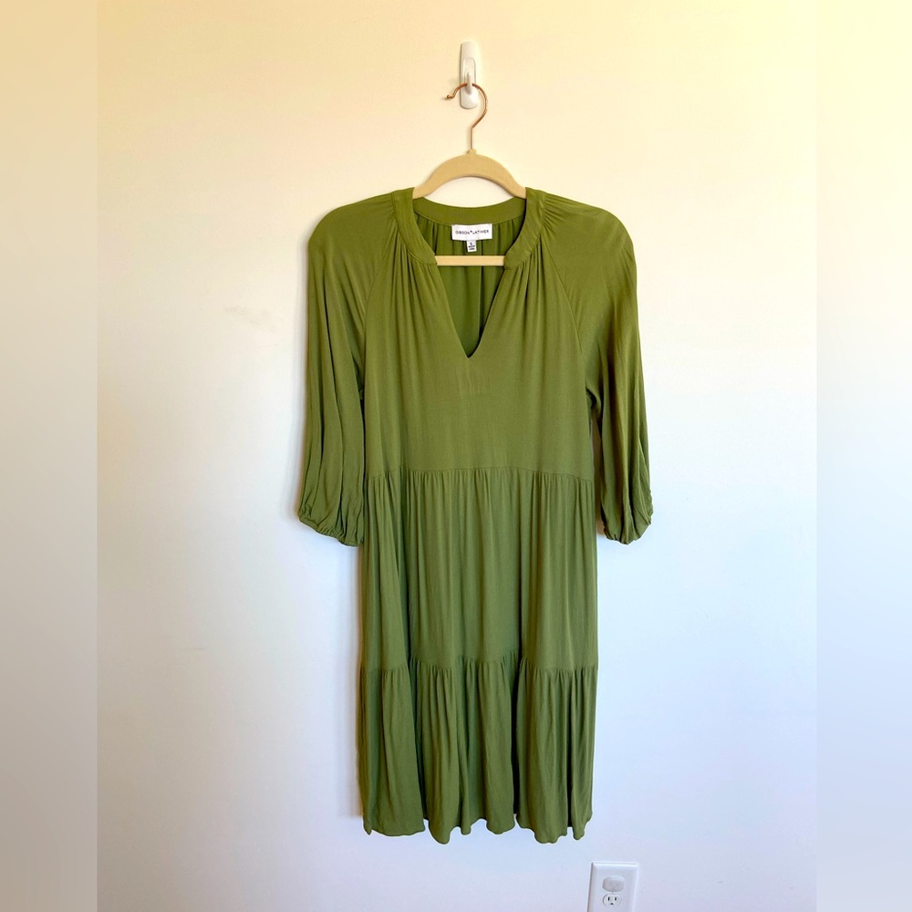 Gibson Latimer Crepe Tiered Midi Dress in Olive Green, Size Small